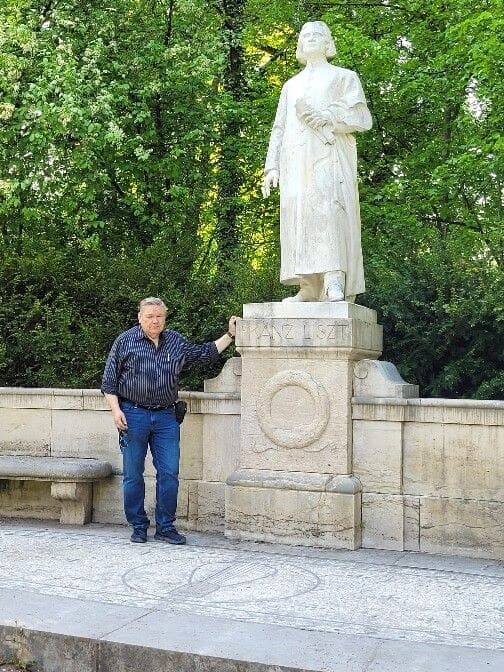 Gerd Rainer Philipp am Franz-Liszt-Denkmal in Weimar